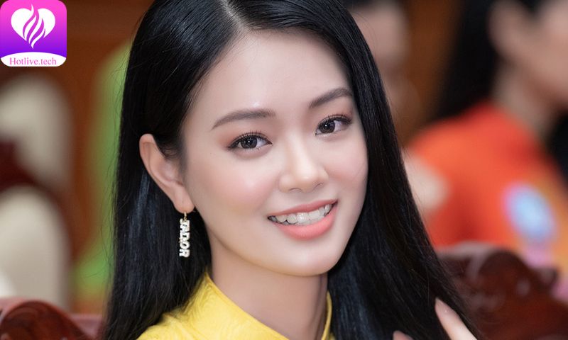 Hoa hậu Bùi Khánh Linh